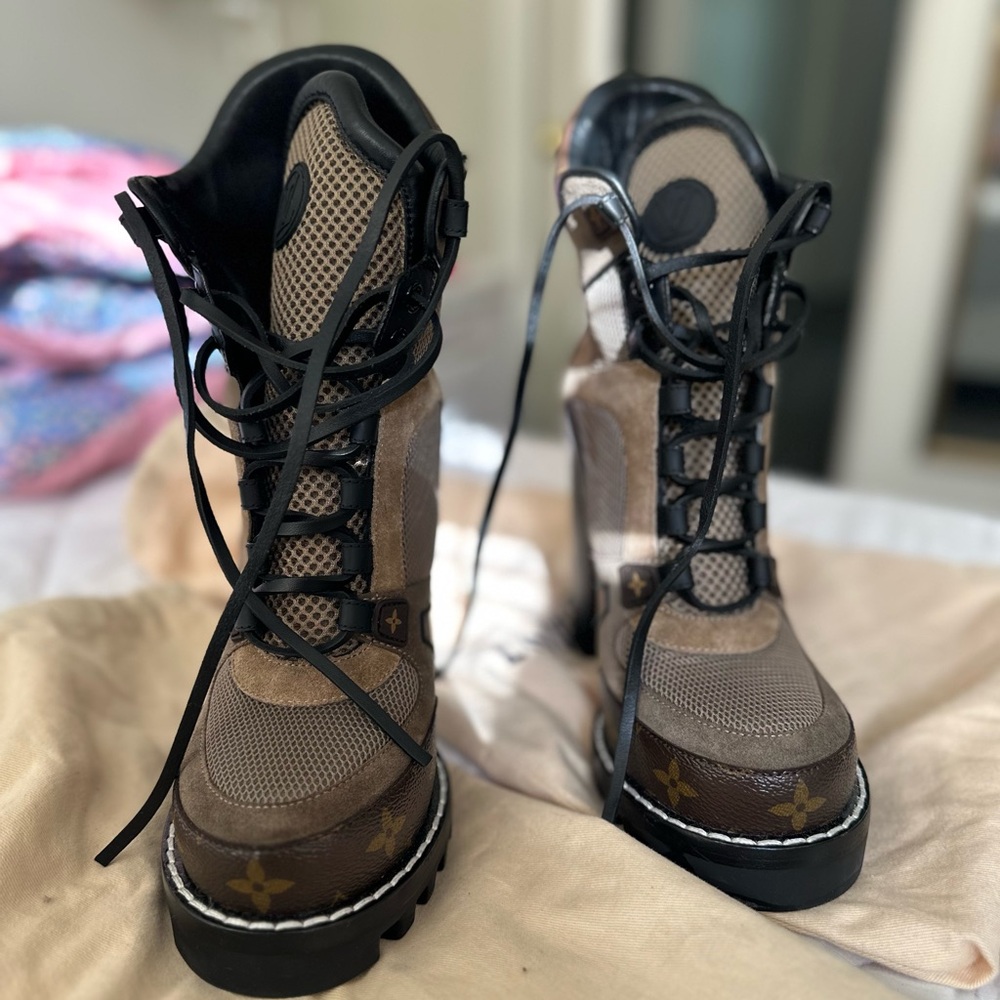 They were just used for an indoor photoshoot so they’re basically new